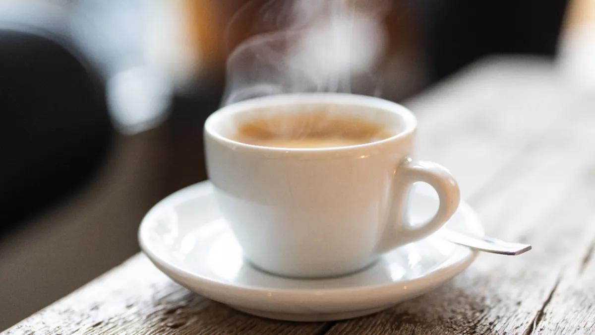 Cafeluța zilnică va deveni un lux. Prețul cafelei în UE s-a scumpit cu 16,9% în ultimul an