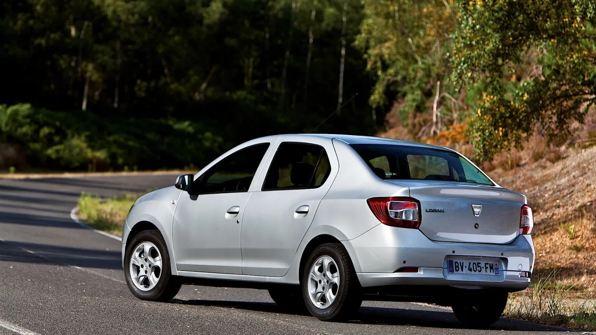 Cât de sigură este Dacia Logan la 150km/h? În ce hal arată autoturismul după un impact frontal la viteza asta