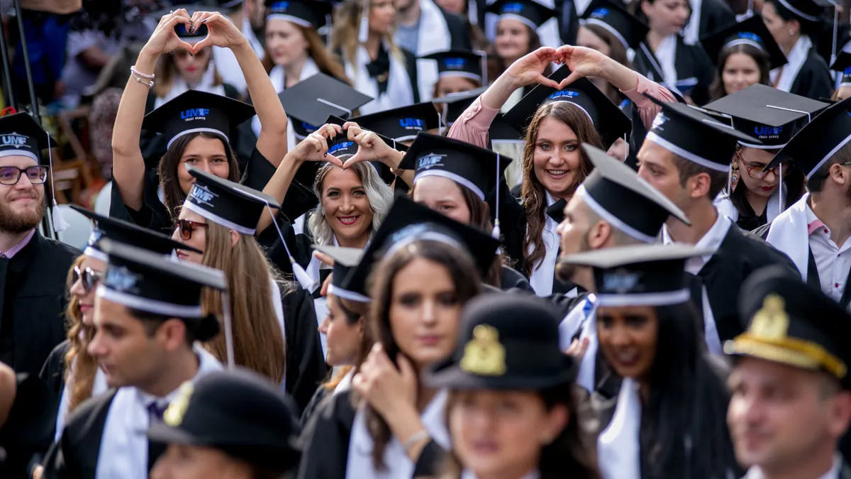 Sute de studenți străini plătesc taxe de mii de euro pentru a studia în România. Află care este Universitatea unde se întâmplă asta