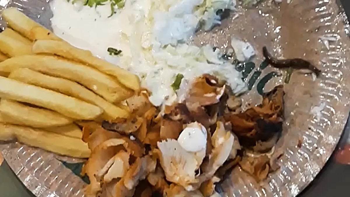 Un orădean s-a trezit cu un melc viu în farfurie, în porția de kebab! Autoritățile au amendat Restaurantul Mesopotamia cu 20.000 de lei