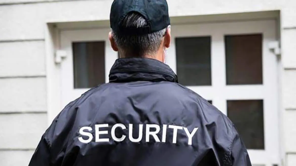 Câți bani câștigă un paznic de noapte in 2022? Salariile agenților de pază pornesc de la 1.300 de lei! Care e suma maximă la care pot ajunge?