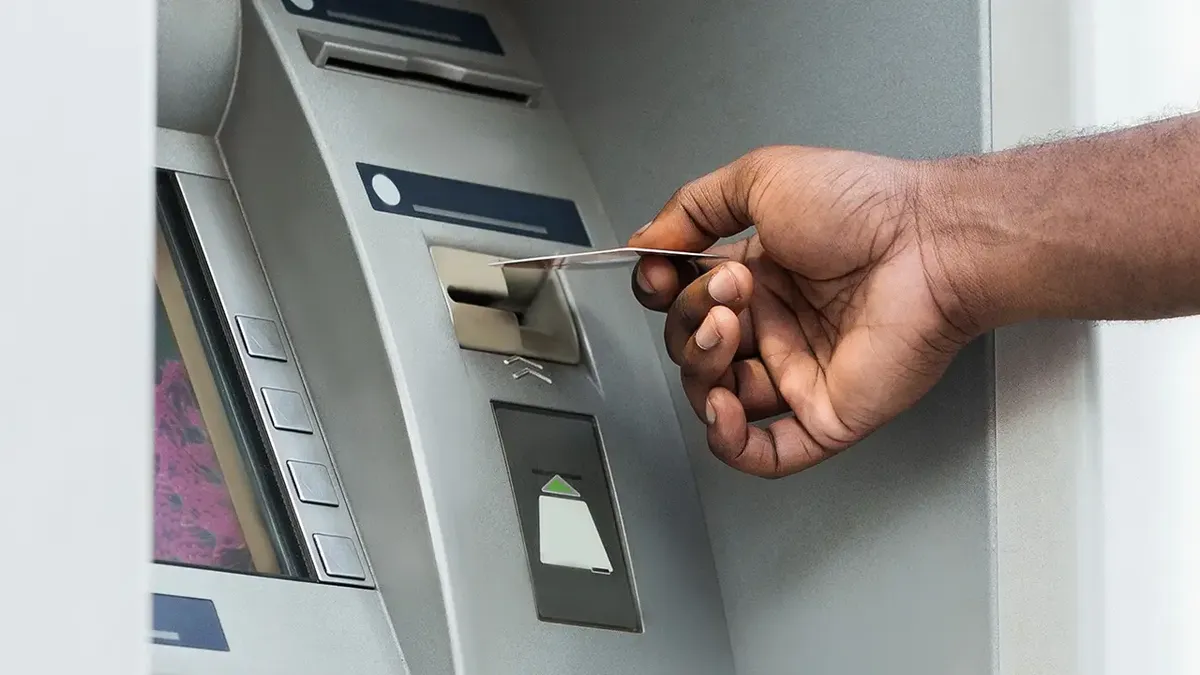 Sute de bancomate sunt desfiinţate şi sucursalele bancare se închid pe bandă rulantă. Doar anul trecut numărul bancomatelor a scăzut cu 17%