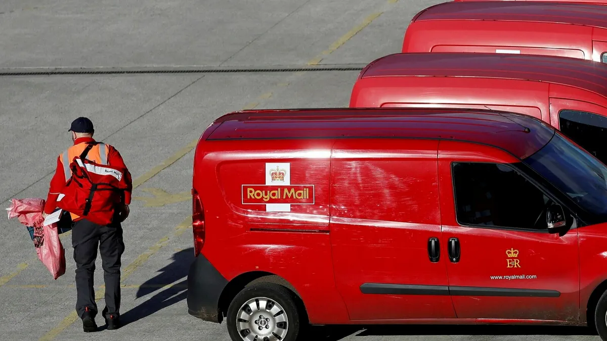 10.000 de poștași britanici rămân fără loc de muncă. Anunțul făcut de Royal Mail