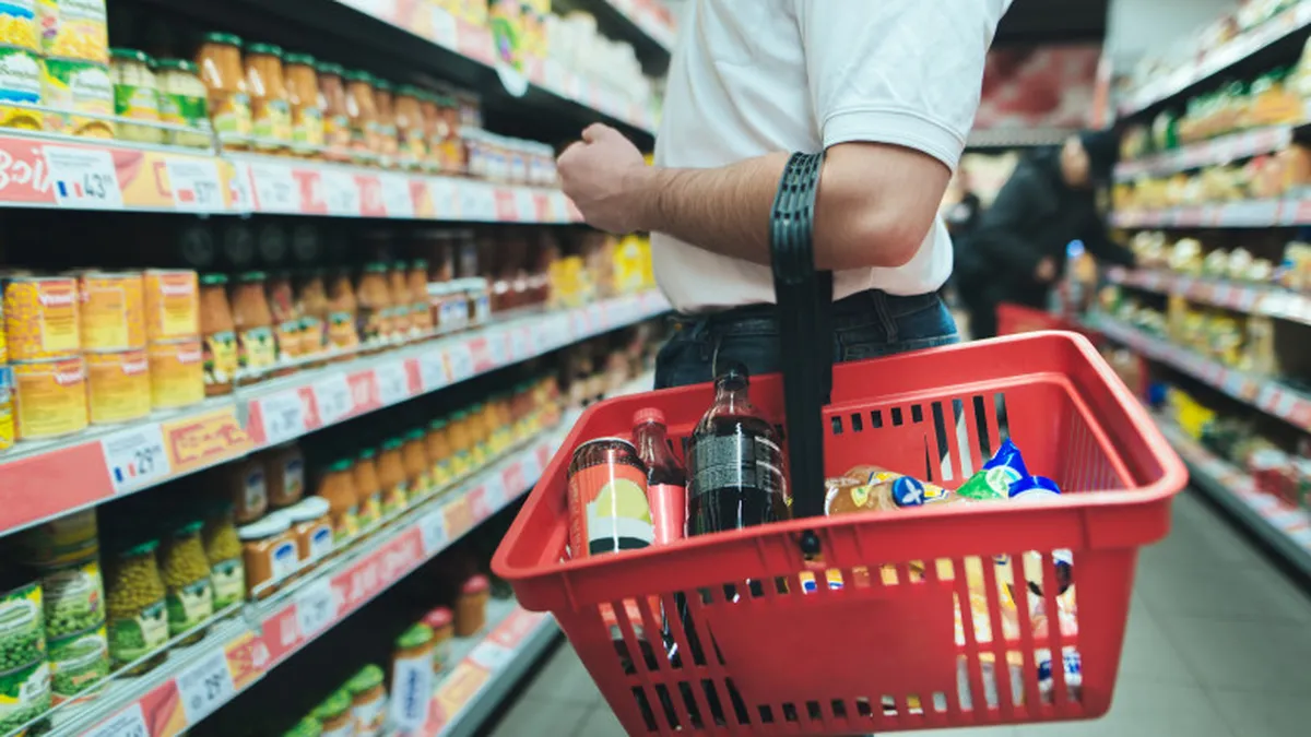 Prețul produselor de bază pentru masa de sărbători provoacă îngrijorări în rândul românilor. Mii de oameni strâng provizii înainte de Crăciun