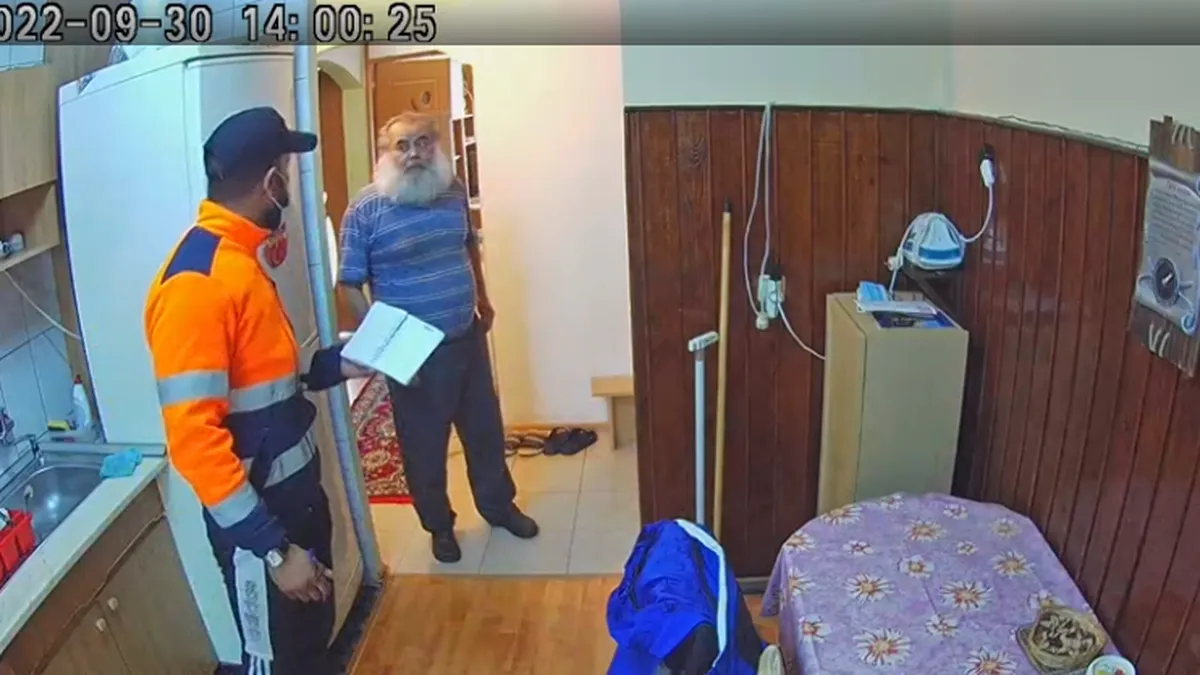 Bătrân jefuit de falşi angajați ai companiei de gaz. Cum au fost surprinși hoţii de camera de luat vederi VIDEO