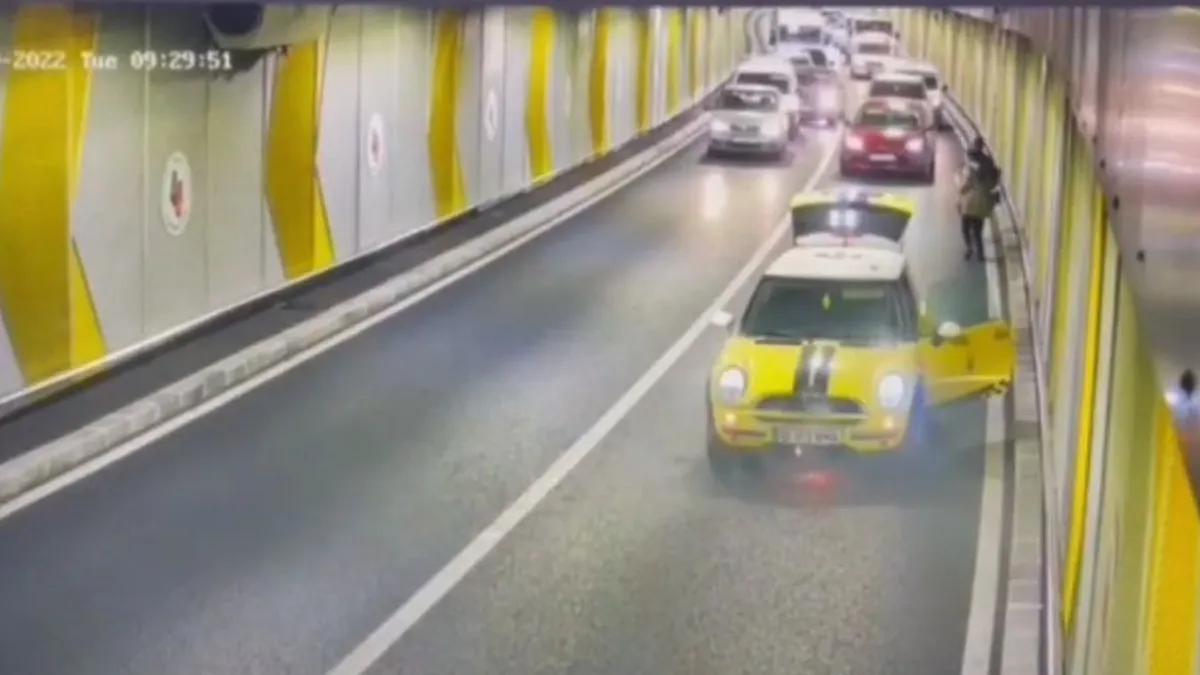 Pasajul Unirii pare blestemat! Incidentele se țin lanț după renovare. O mașină cu pasageri a luat foc