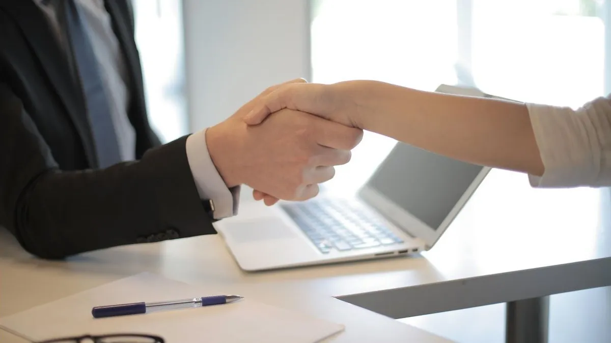 România nu poate „supraviețui” fără angajatorii străini! Companiile cer Guvernului recrutarea suplimentară a zeci de mii de lucrători