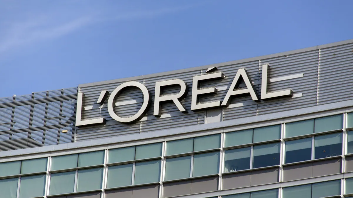 Scandal în industria produselor de înfrumusețare. L'Oreal dat în judecată de o femeie care îi acuză că produsele lor i-au cauzat cancer