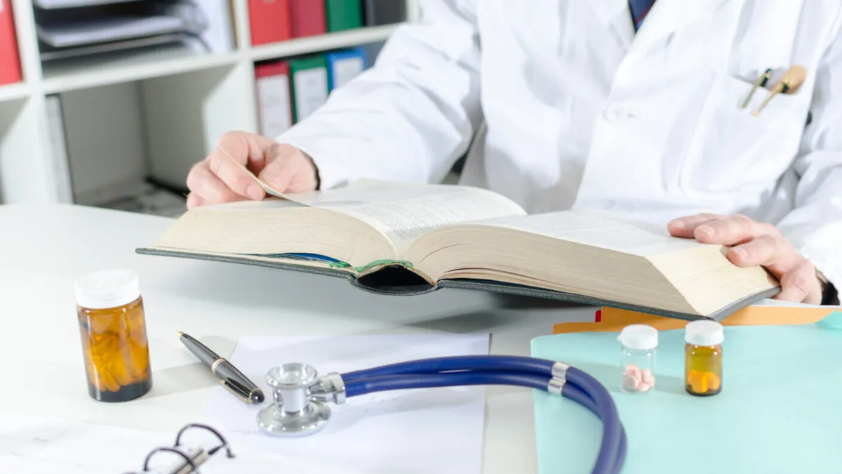 Unde sunt doctorii români? Colegiul Medicilor:„În Rezidenţiat intră 3.500-4.000 studenţi, dar în Colegiu eliberăm 1.000 de avize de liberă practică.”