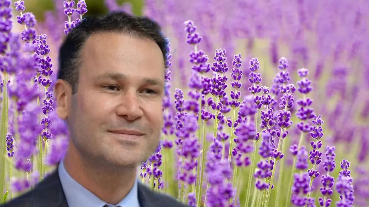 Negoiță plantează lavandă în Sectorul 3 cu 6 lei tufa. Edilul mai vrea să înfrumusețeze toate parcurile din sector cu ierburi exotice ca hibiscum, berberis sau iarbă de Pampas