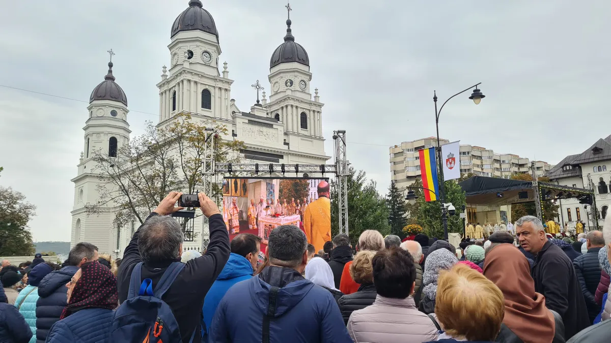 Pelerinajul de Sf. Parascheva, o afacere profitabilă: icoanele se vând şi cu 1000 de lei, cazări de 600 lei pe noapte