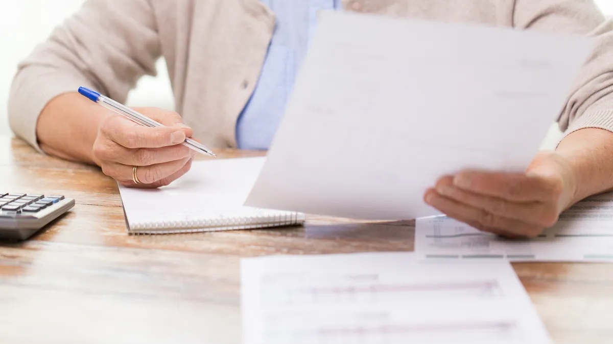 Categoria de pensionari care beneficiază de pensia dublă. Se acordă de două ori pe an