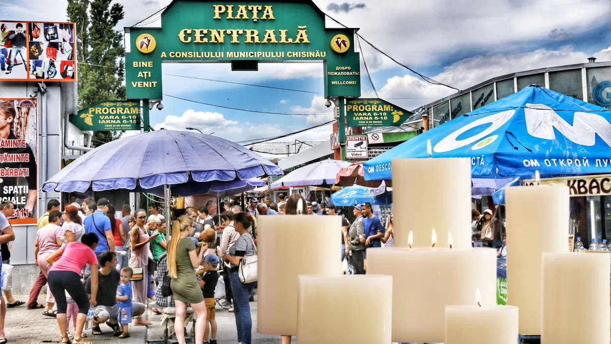 Moldovenii își fac provizii de lumânări, lanterne și candele, speriați că li se taie curentul. Prețul acestor produse a crescut cu 20%