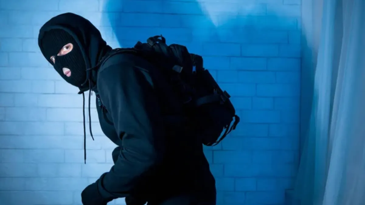 În timp ce iși privegheau ruda decedată, hoțul le fura din casă. Cu cât au fost păgubite rudele îndoliate