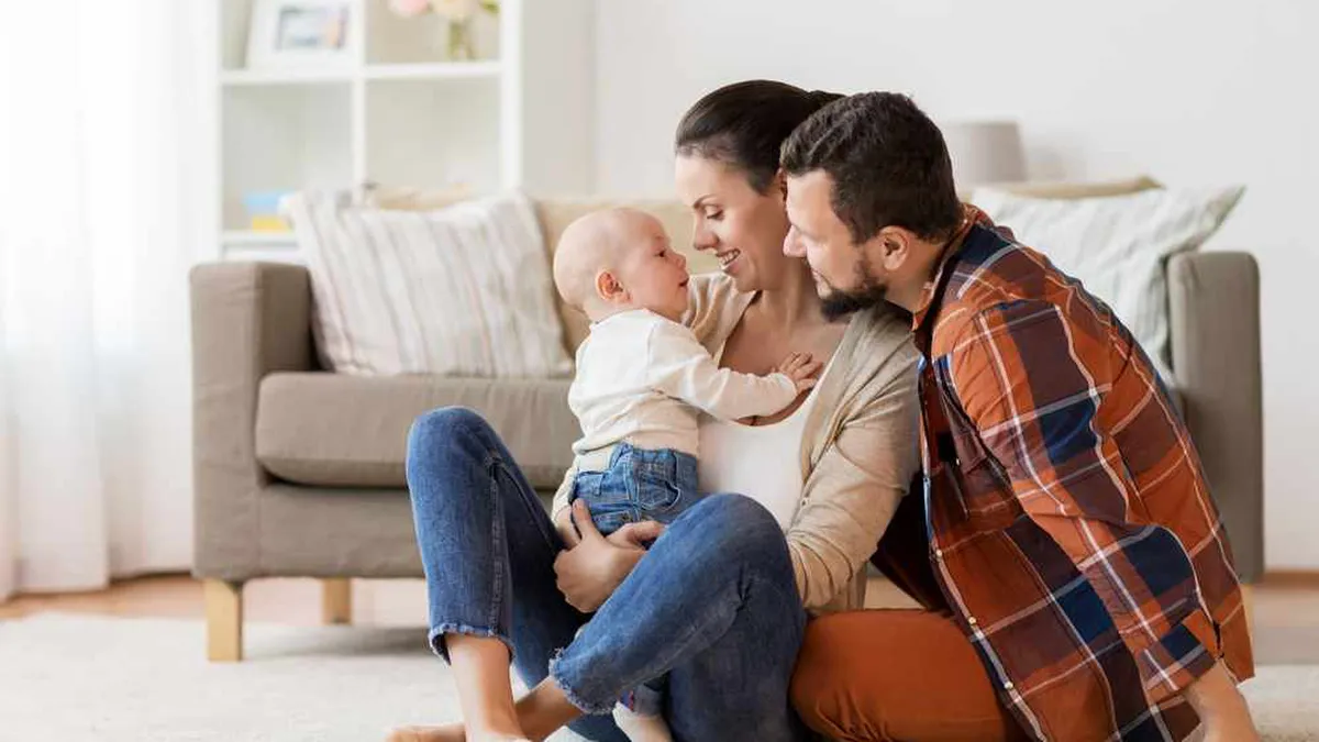 Ambii părinți vor putea avea simultan concediu de creștere a copilului timp de 6 luni. Iată cum va fi posibil acest lucru