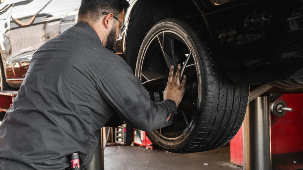 Anvelopele de iarnă ne vor costa mai mult decât anul trecut. Cât vom cheltui ca să le cumpărăm și să le montăm