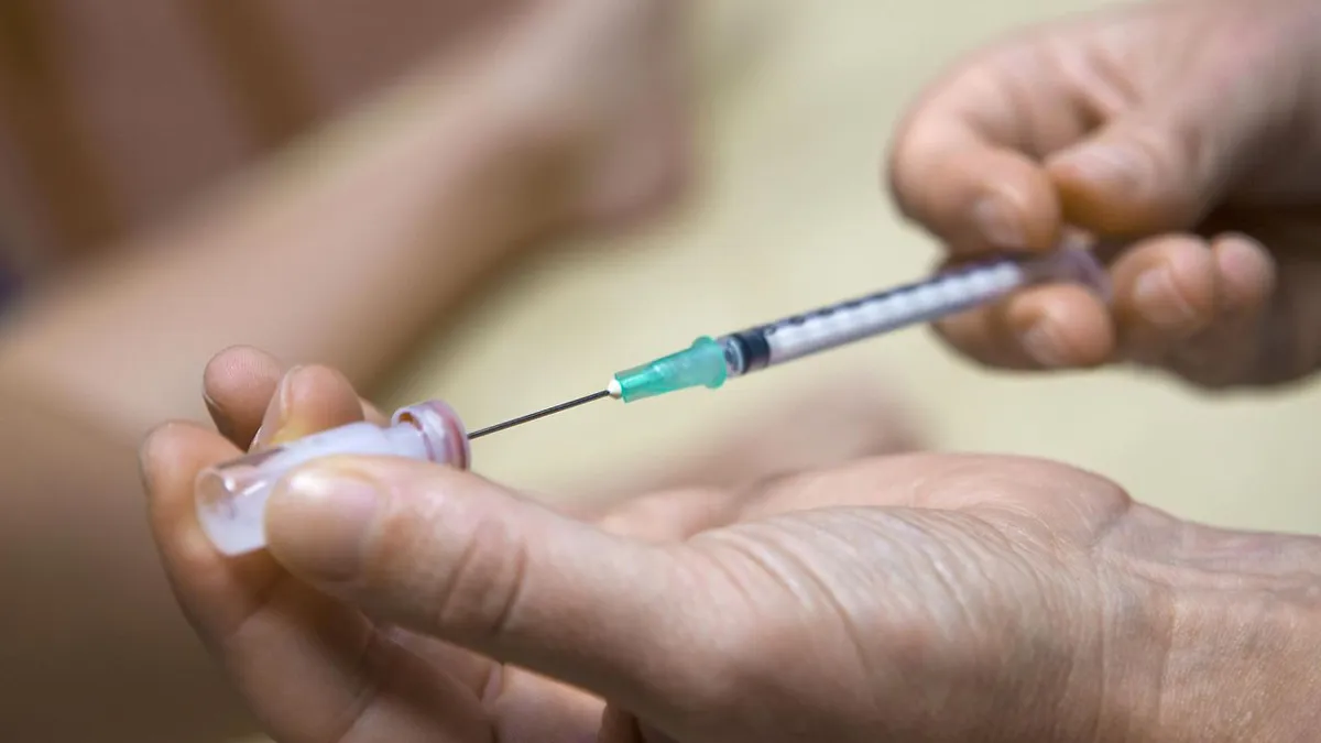 Alexandru Rafila:„Trebuie să reducem drastic cantităţile de vaccin pe care le-am contractat, pentru că să dăm sute de milioane de euro pe vaccinuri pe care nu le vom mai folosi”