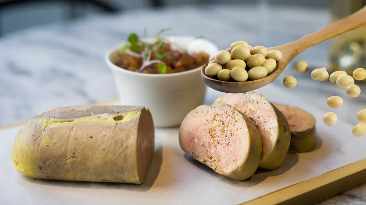 Nestle a început să vândă foie gras vegan în Elveția și Spania. La presiunea organizaţiilor pentru drepturile animalelor, producătorul înlocuiește ficatul de gâscă cu...soia