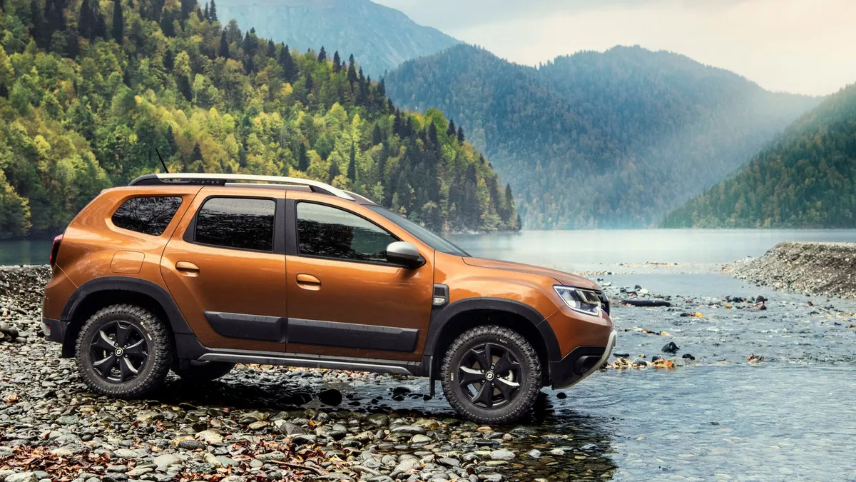 Rușii se plâng ca Dacia Duster e prea scumpă! Dacă înainte de retragerea producătorilor auto din Rusia un Duster se vindea cu 16.000 de euro, în prezent a ajuns la 49.000 euro