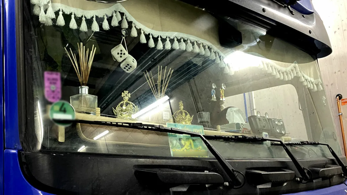 Norvegienii i-au interzis unui TIR să mai circule. Șoferul își decorase parbrizul cu coroane aurii, jucării de pluș, perdeluțe și poze cu femei