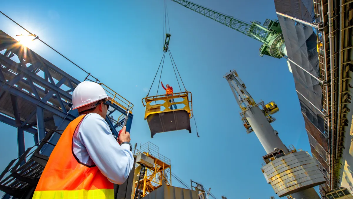 Ifosele noii generații de ucenici din construcții: „Nu lucrez la înălțimi, nu mă urc pe schelă, nu ma voi chinui să car singur cine stie ce saci de ciment de 40-50 kg”