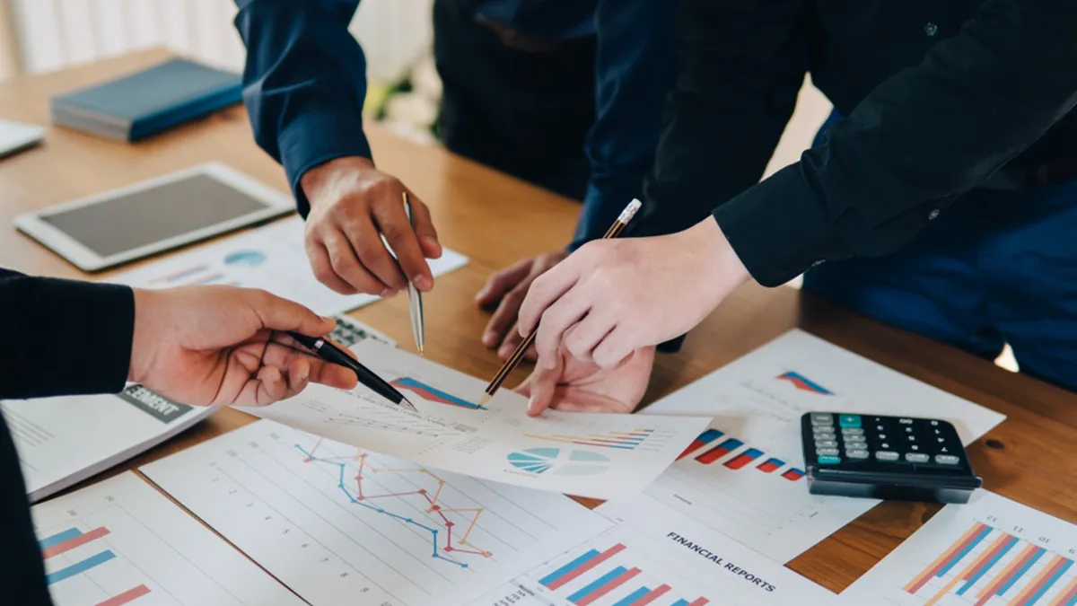 PFA sau SRL în 2023? Ce este mai profitabil anul viitor, odată cu noile schimbări din Codul Fiscal