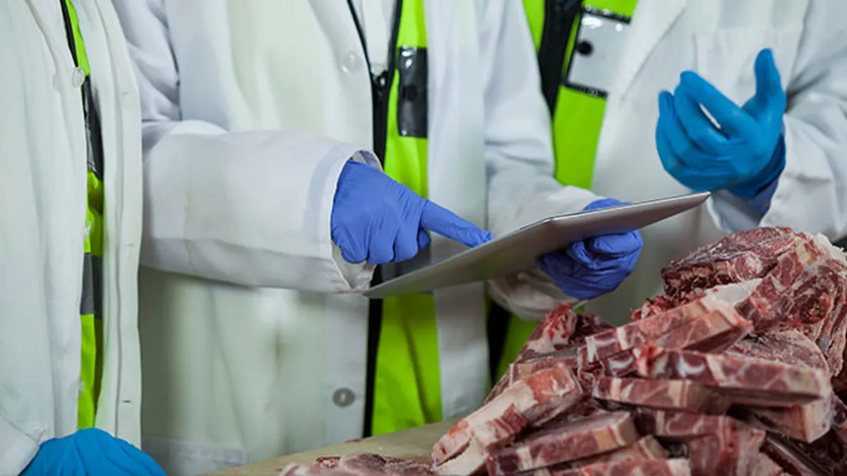 ANSVSA a aplicat 246 de sancţiuni contravenţionale, în total de 1,768 milioane de lei, în luna octombrie. Majoritatea, la unități alimentare, pentru încălcarea legislaţiei din domeniul siguranţei alimentelor