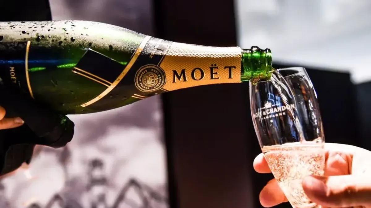 Oamenii au dat iama la șampanie, după ridicarea restricțiilor COVID. Un producător vestit a rămas fără stocuri