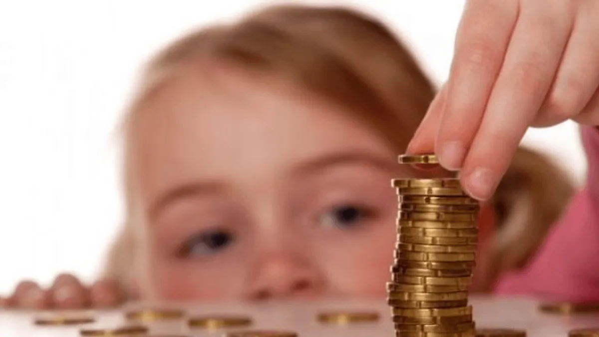 Programul Junior Centenar. Câți bani pot primi copii români la 18 ani. Condiția e ca părinții să plătească 100 de lei lunar