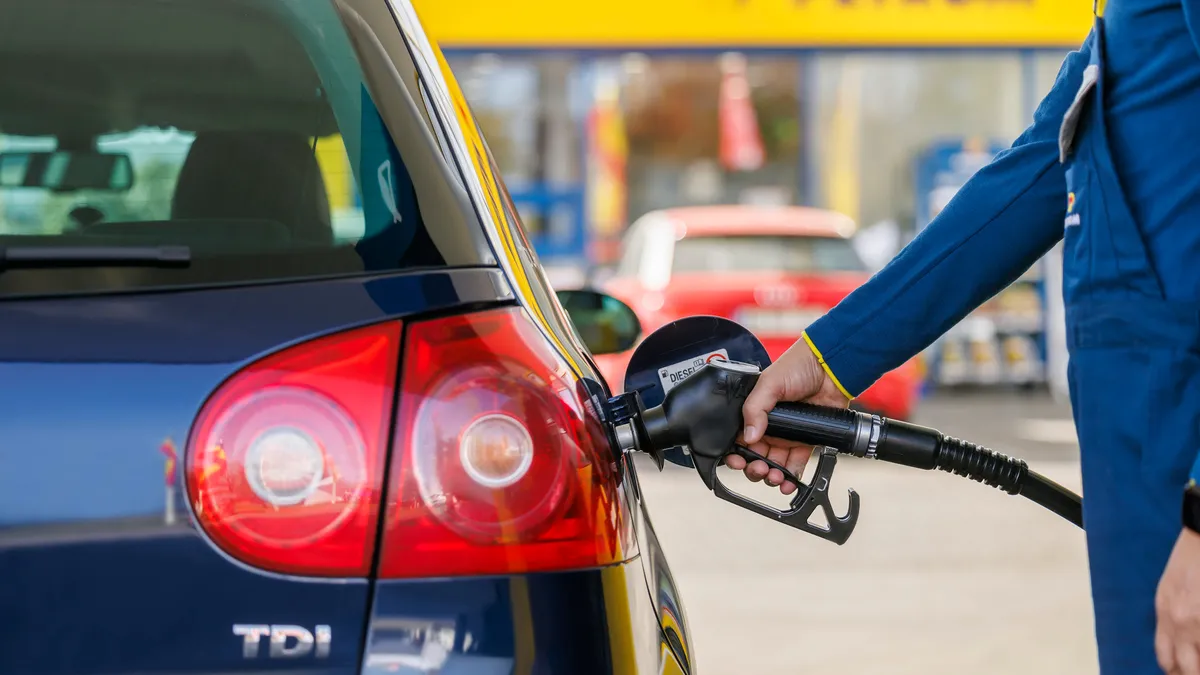 OMV Petrom aduce în România soluția pentru reducerea noxelor emise de motoarele diesel. Compania a investit 800.000 de euro în producția de AdBlue din țara noastră