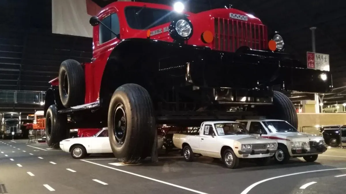 Camionul-conac ar putea circula pe străzi! Are patru dormitoare și este complet mobilat, dar are și un motor Detroit Diesel straight-6