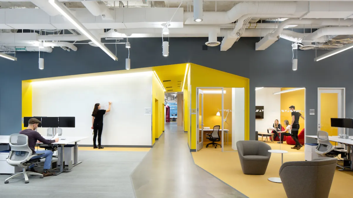 Angajați vor spații de relaxare la birou. Firmele apelează la designeri pentru amenajarea unor lounge-uri