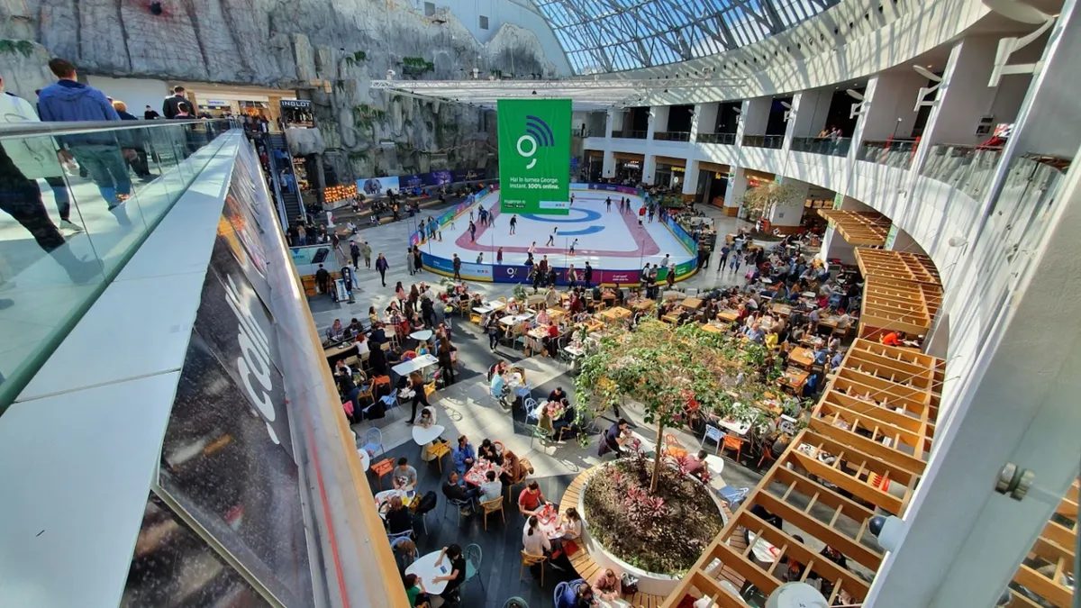 Mall-ul rămâne locul favorit de socializare pentru români! Totuși obiceiurile s-au schimbat, sâmbăta nu mai este cea mai aglomerată zi