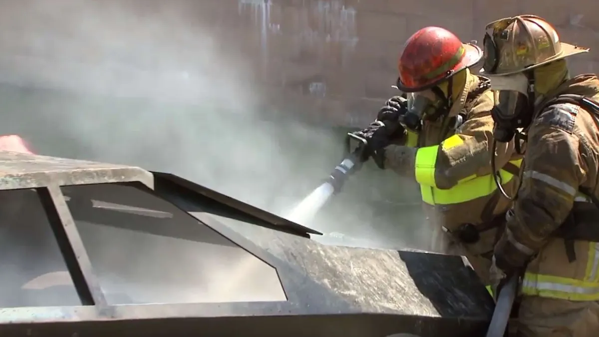 Mai sunt sigure mașinile electrice? Un automobil electric a luat foc în Arad, în urma unui scurtcircuit la baterii, iar pompierii s-au chinuit trei ore să îl stingă