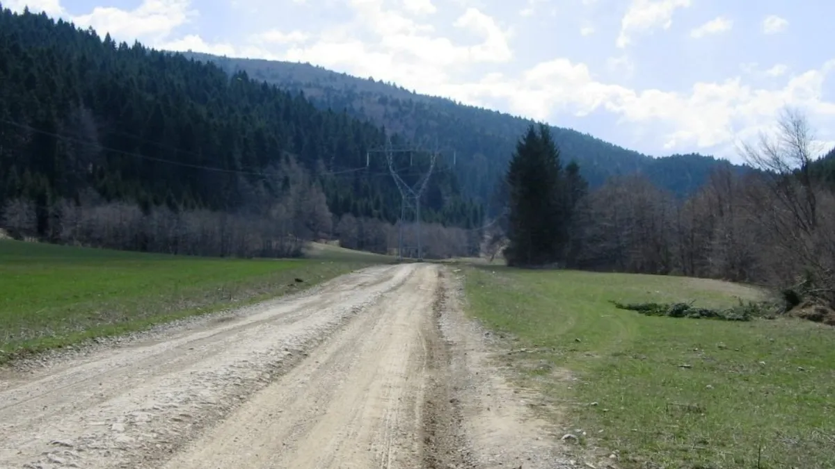 Singura alternativă pentru DN1 este la stadiul de drum forestier! În 5 ani au fost modernzați doar 3 kilometri pe șoseaua care traversează Valea Doftanei