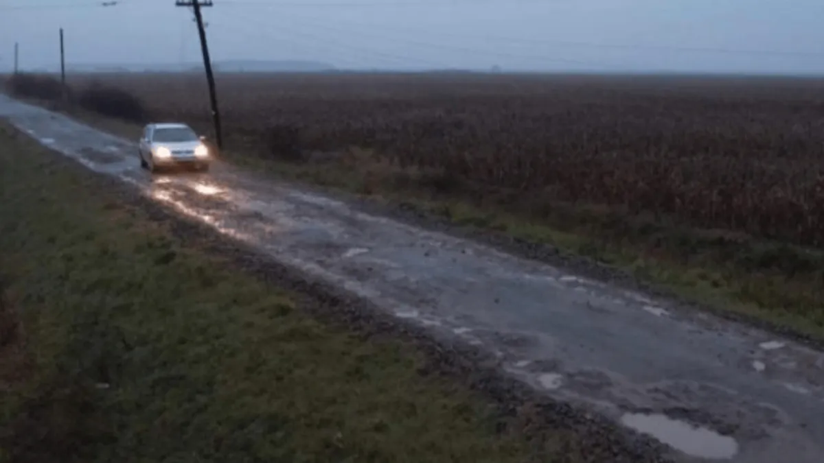 Localitatea din Satu Mare care rămăne fără mâncare sau medicamente din cauza drumului. Și ambulanțele au probleme cu accesul.