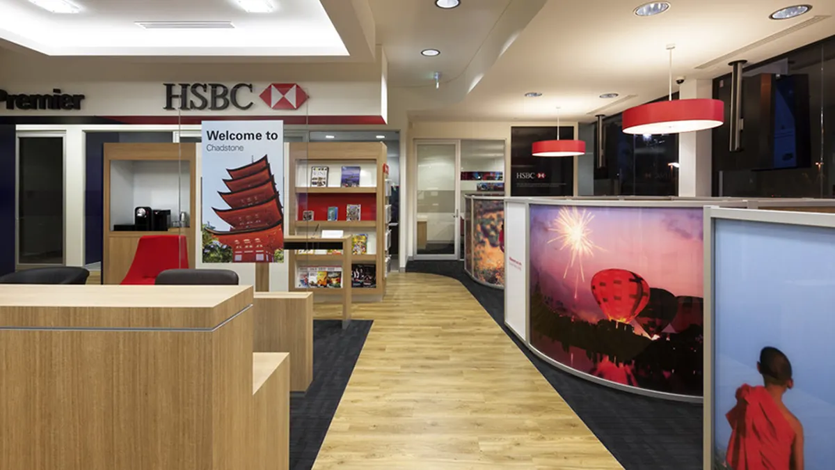 Şoc în lumea financiară! Una dintre cele mai mari bănci închide peste 100 de sucursale în 2023