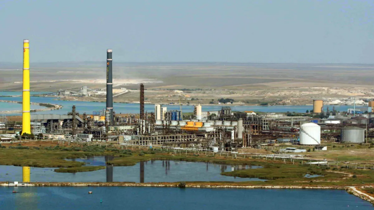 Angajații Petromidia Năvodari protestează din cauza salariilor! Patronatul a amânat negocierile care privesc majorarea