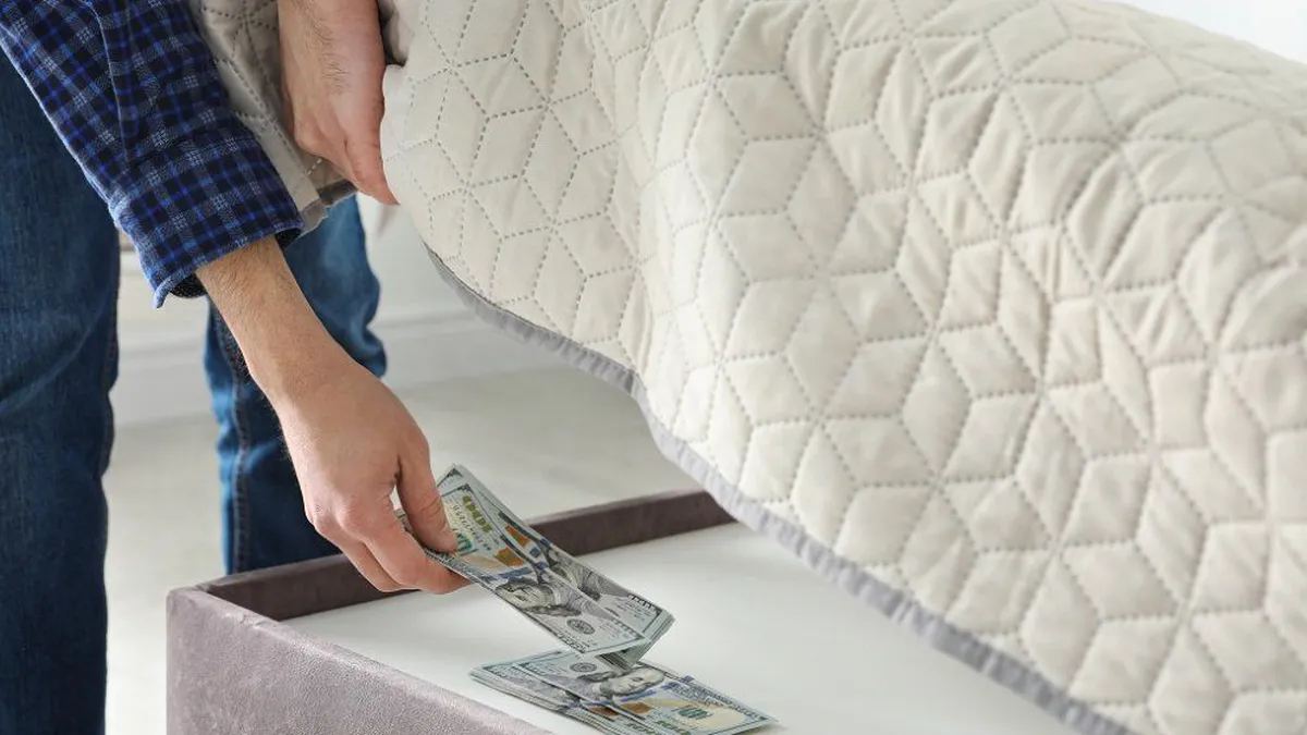 De ce să ținem banii la saltea, nu la bancă, în perioada următoare. Un cunosc expert financiar aruncă bomba