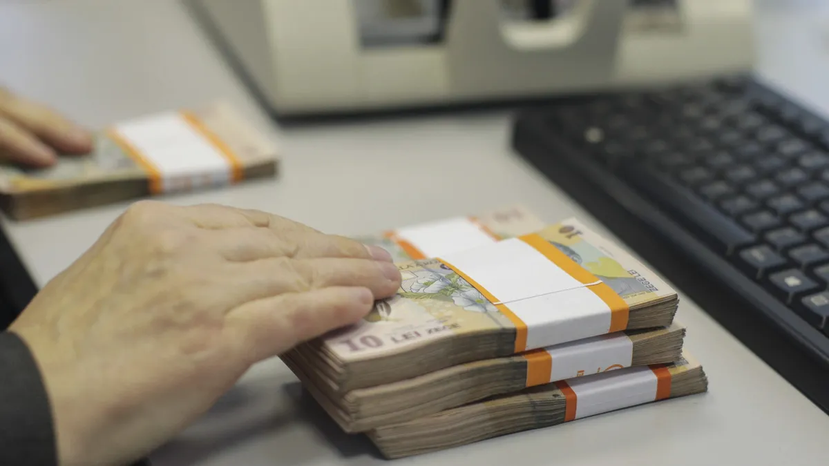 Luna aprilie este prevăzută cu creșteri masive! Românii care au rate la bancă vor fi afectați