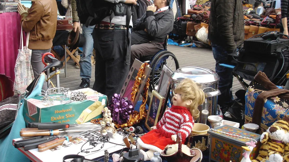 Românii au început să cumpere produse second-hand de lux