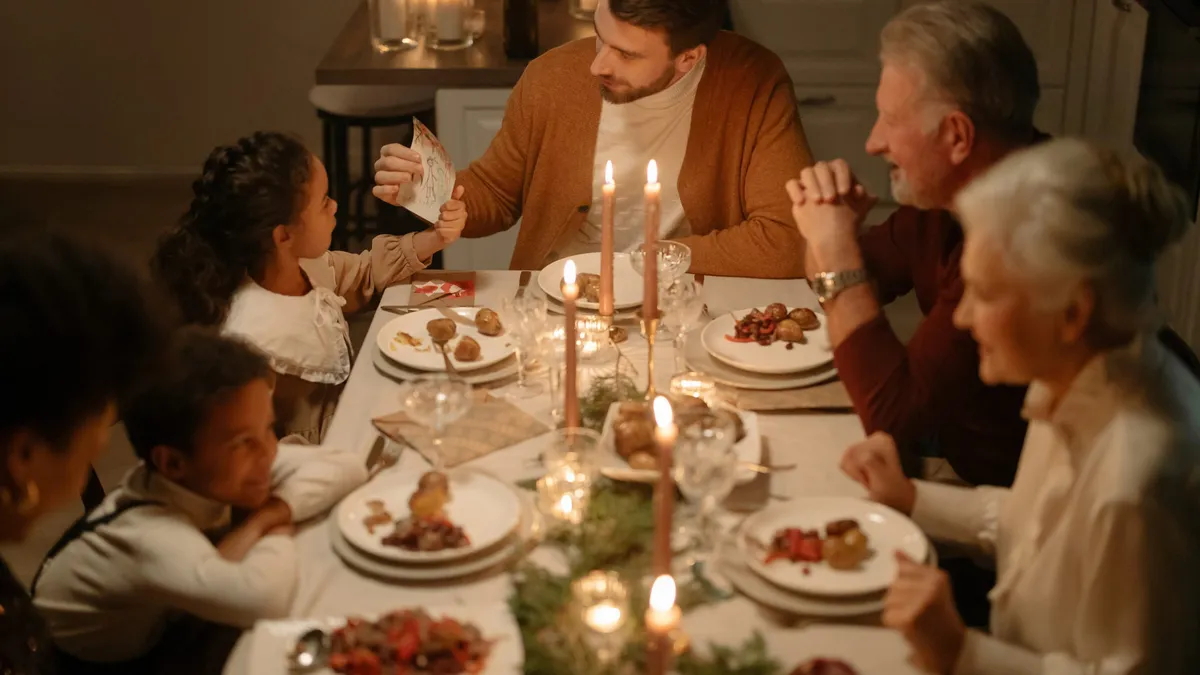 Mai mulți români își vor petrece sărbătorile acasă în 2022. Câți și-au redus bugetul și câți bani vor aloca pentru masa de Crăciun