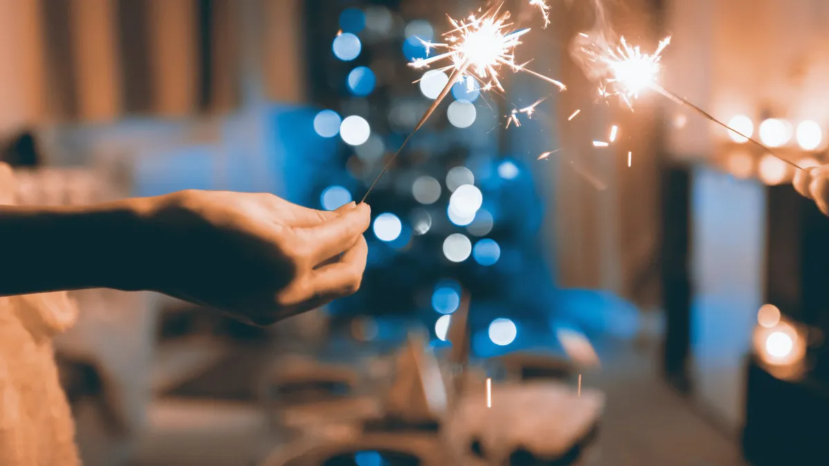 Câți români s-au născut în prima sau în ultima zi a anului. Zeci de mii de oameni sărbătoresc ziua de naștere