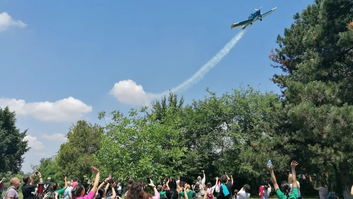 Fă-ți un zbor cadou și descoperă România! Cum poți cuceri înălțimile Bucegilor sau Costineștiul, de la 300 de lei