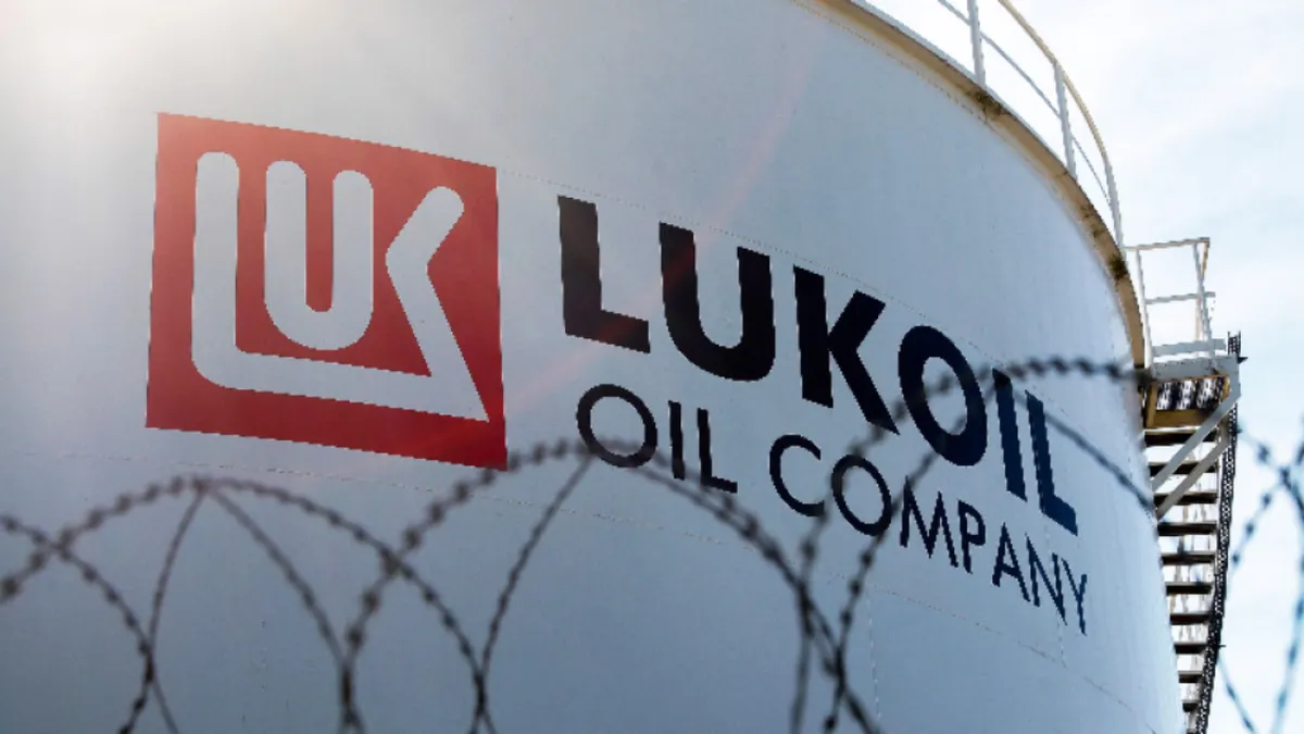 Lukoil, sub presiunea sancțiunilor SUA. Niciuna dintre firmele din România nu a cerut supraveghere specială