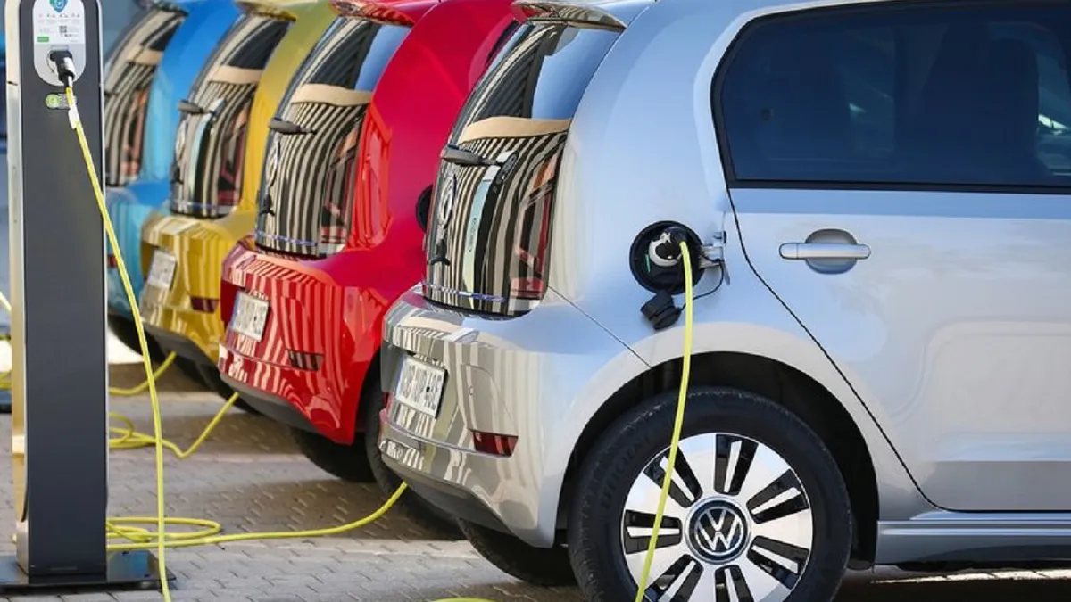 Situație fără precedent pe piața mașinilor electrice din România. Raport îngrijorător pe 2024