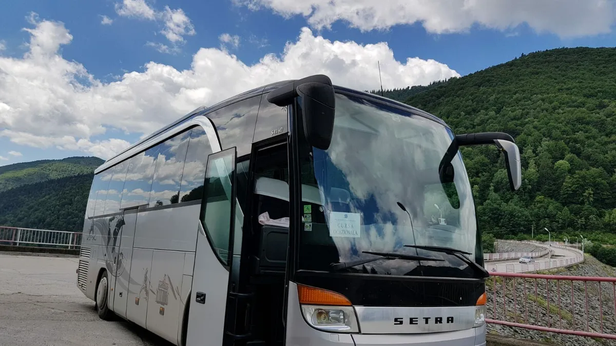 Ce s-a întâmplat cu doi șoferi români prinși de polițiști că au condus 30 de ore. Zeci de pasageri au fost obligați să aștepte ore la rând