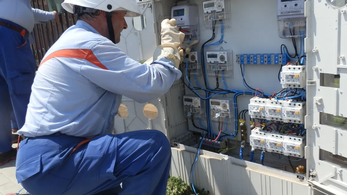 Contoarele inteligente dublează facturile românilor. Ce au reclamat mai mulţi consumatori casnici