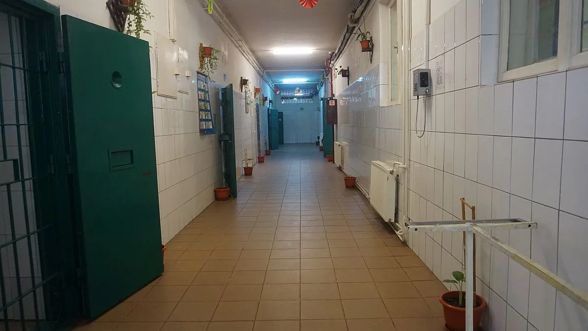 Firmele din România au ajuns să angajeze deținuți din lipsă de personal