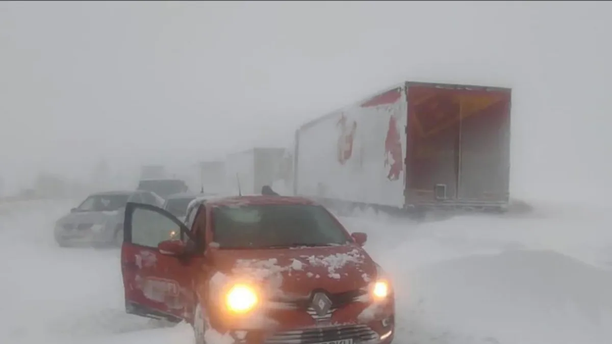 Alertă în România! Ninsorile închid drumurile! Cozi infernale de mașini, oameni izolați și accidente la fiecare oră